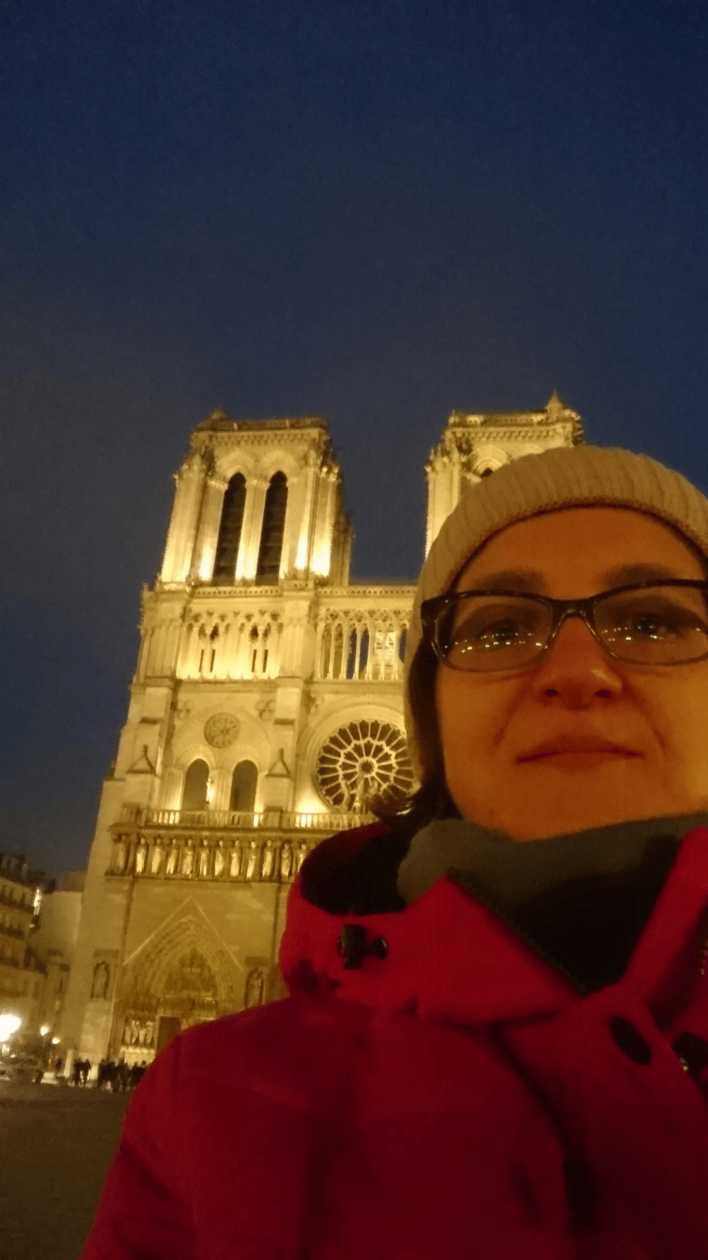 Lena Klimka na tle Katedry Notre Dame w Paryżu