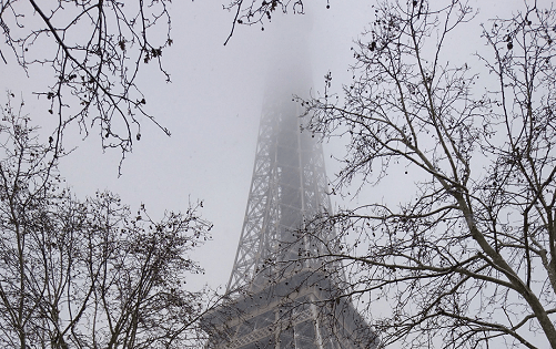 Wieża Eiffla niknąca w chmurach