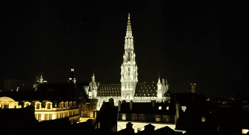 Widok na Wielki Plac w Brukseli nocą