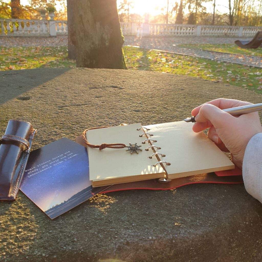 Zdjęcie obrazujące pisanie ręczne