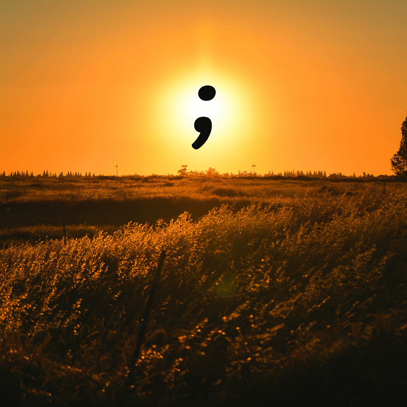 Zdjęcie ilustrujące ogólnopolski dzień walki z depresją, przedstawiające zachód słońca z nałożoną grafiką: średnikiem, symbolem walki z depresją