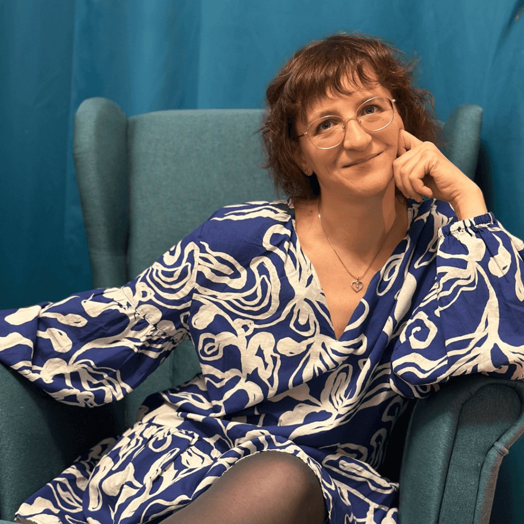 Autorka siedząca w fotelu