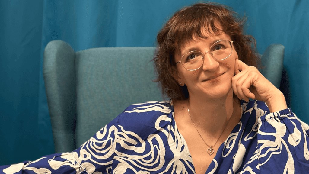 Autorka siedząca w fotelu