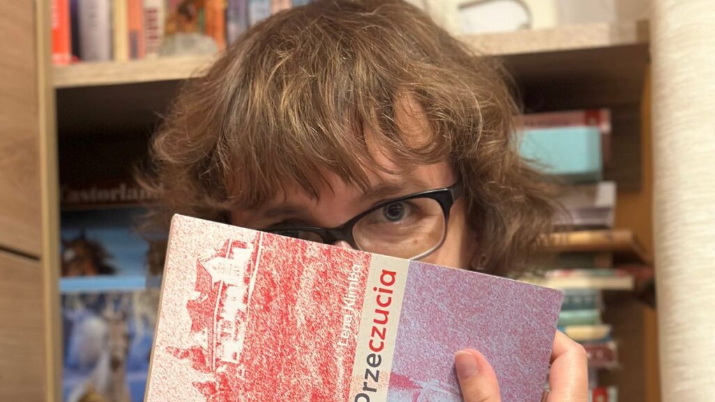 Lena Klimka z książką. Ilustracja jej drogi do self-publishingu