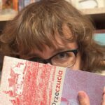 Lena Klimka z książką. Ilustracja jej drogi do self-publishingu