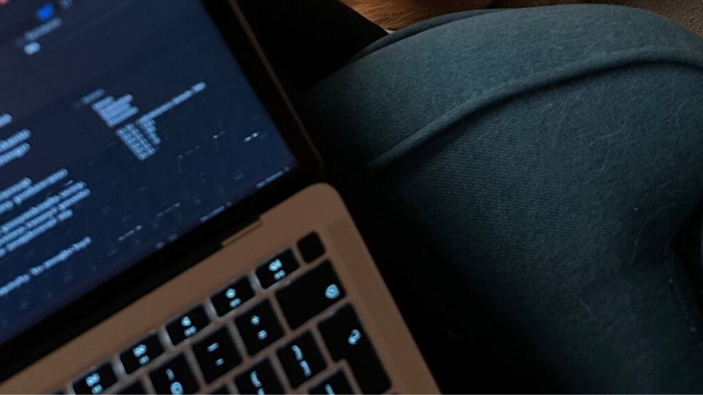 Ujęcie laptopa z tekstem powieści i statystyką wyrazów jako przełamanie blokady pisarskiej