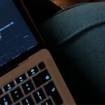 Ujęcie laptopa z tekstem powieści i statystyką wyrazów jako przełamanie blokady pisarskiej