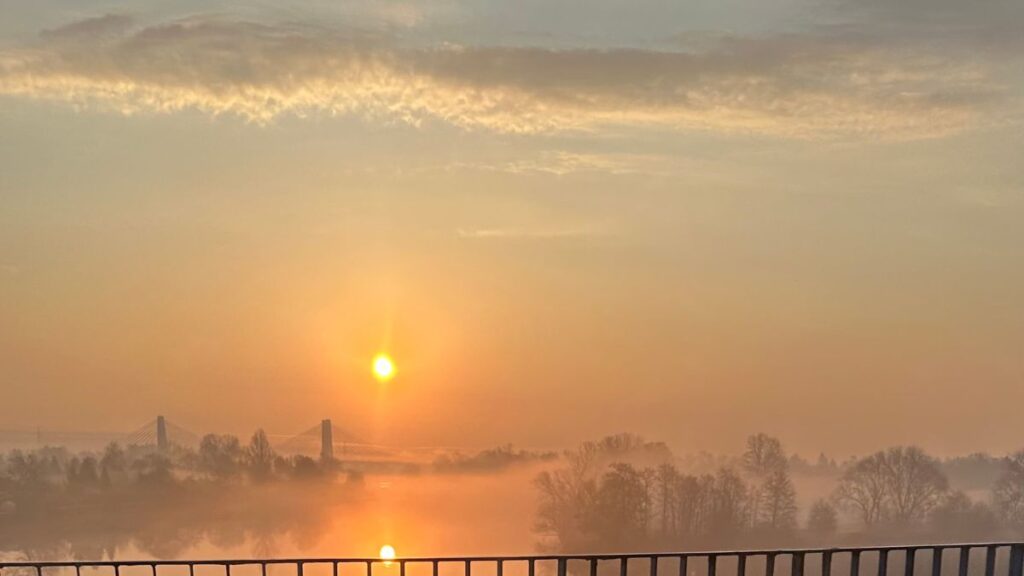 Widok na most i rzekę o świcie, symbolizujący hasło magia codzienności i poszukiwanie inspiracji w zwyczajnych chwilach