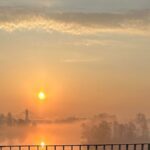 Widok na most i rzekę o świcie, symbolizujący hasło magia codzienności i poszukiwanie inspiracji w zwyczajnych chwilach